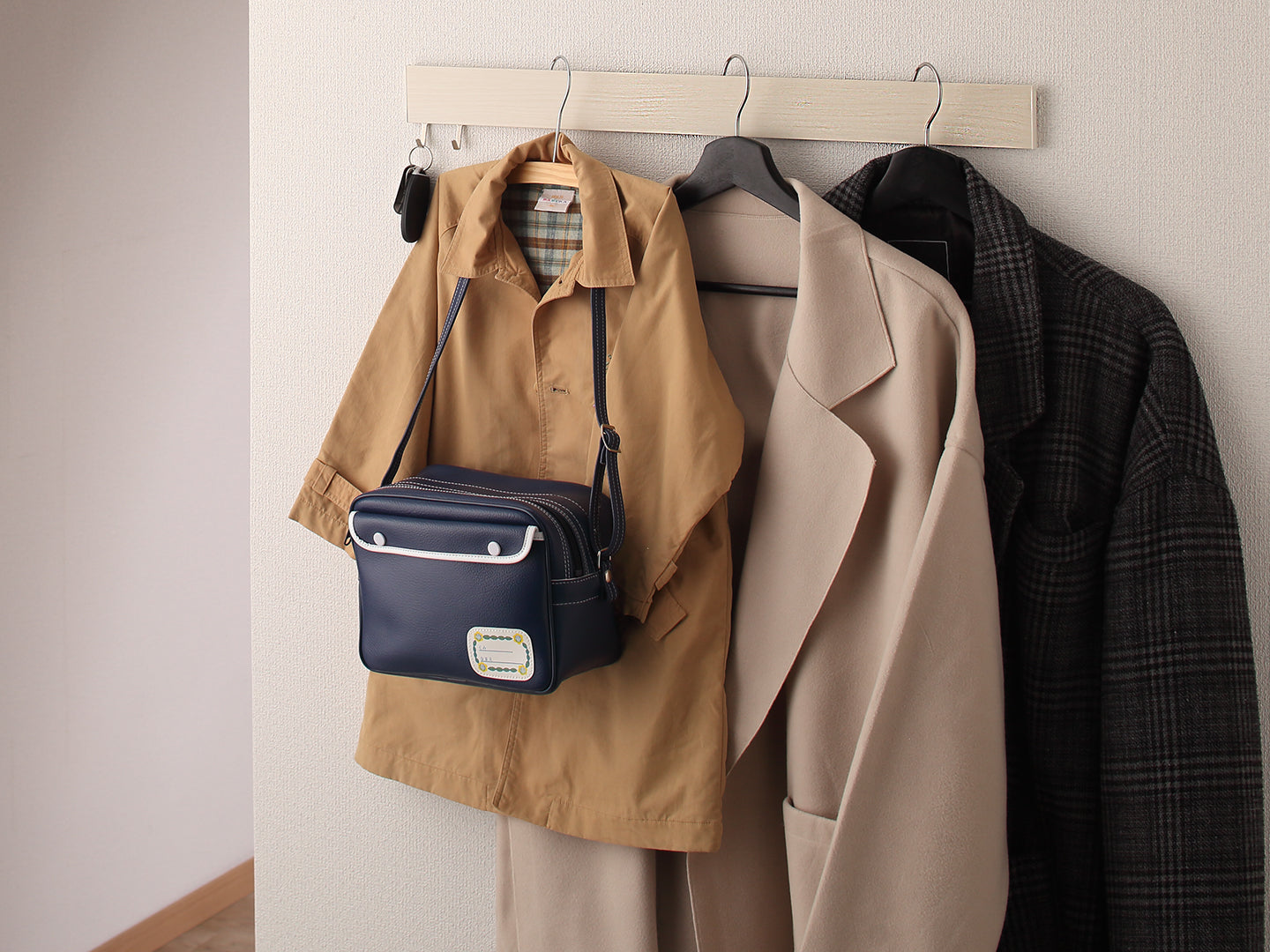 サッと掛けられてスッキリ嬉しい『なげしレール』